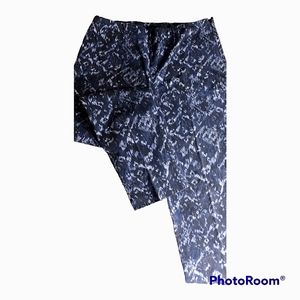 Chico's navy form fitting pants. 0.5